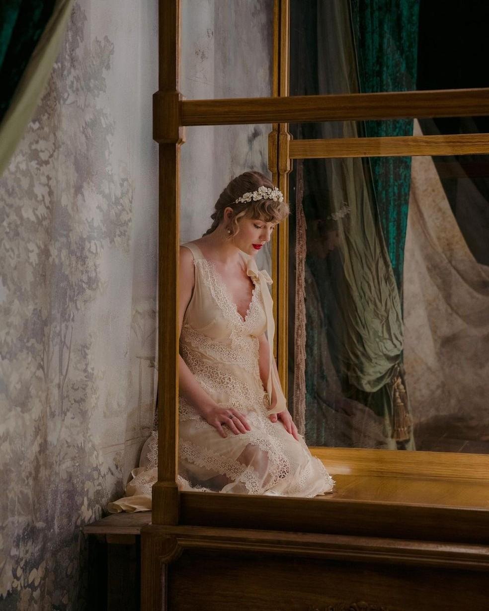 Taylor Swift lan&ccedil;a "Evermore" nesta noite