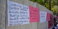 Grupo espalhou cartazes em frente ao Palácio Piratini nesta quinta-feira