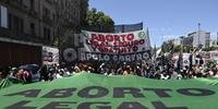 Do lado de fora do Congresso, militantes a favor do aborto legal aguardam identificadas com o lenço verde