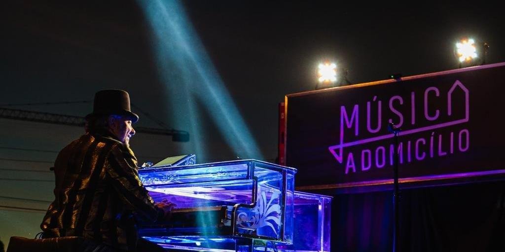 Sobre o caminh&atilde;o, Rodrigo Soltton e seu piano transparente v&atilde;o desfilar sucessos de diversos artistas