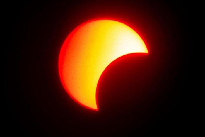 O eclipse solar parcial deve durar at&eacute; as 15h12