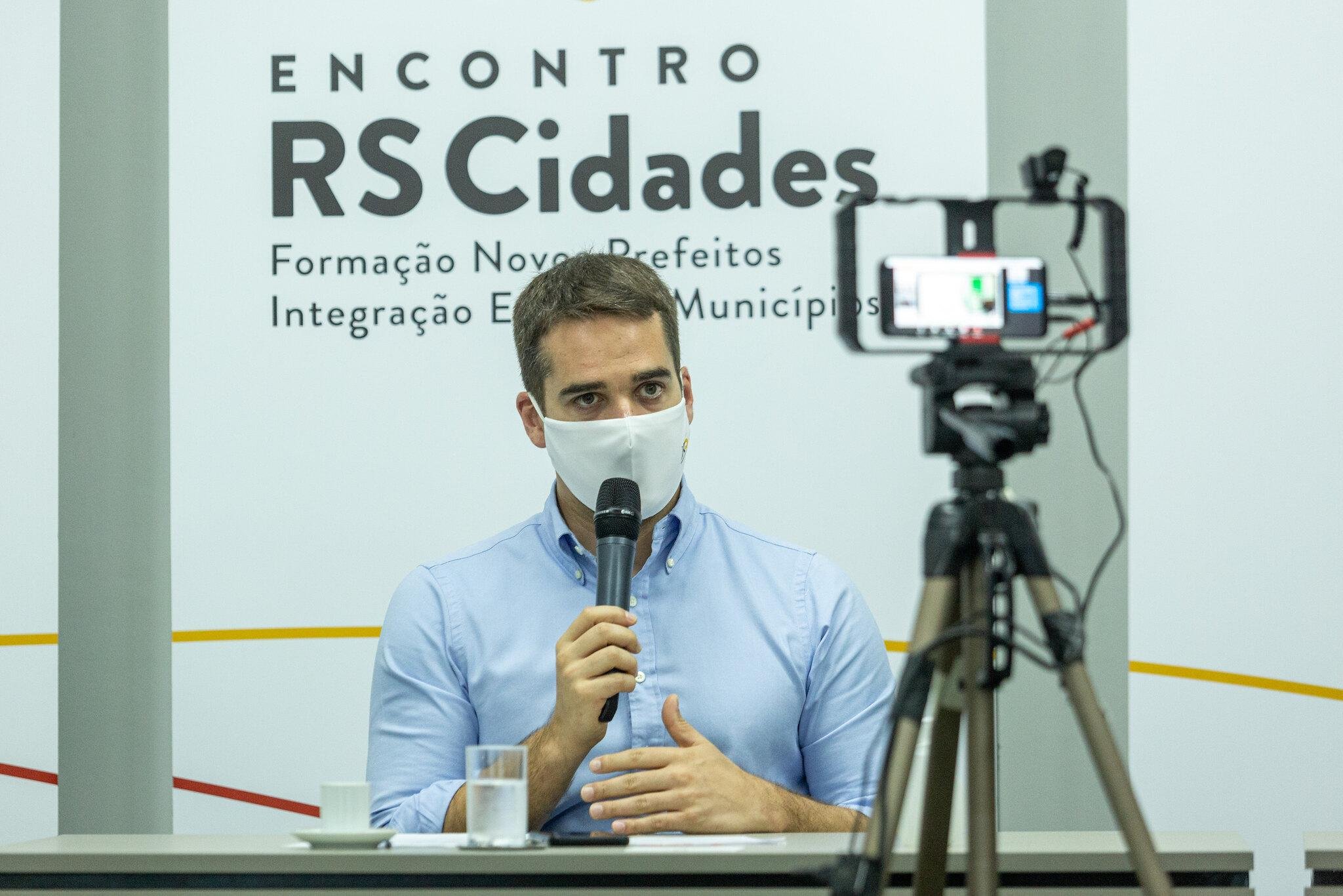Eduardo Leite est&aacute; se reunindo com as bancadas aliadas para tratar do tema