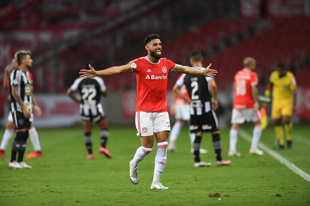 Yuri Alberto aproveitou uma bobeira do Botafogo, ap&oacute;s cobran&ccedil;a errada de falta e marcou o gol da vit&oacute;ria