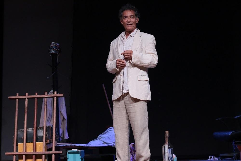 Ator Chico D&iacute;az apresenta 'A Lua Vem da &Aacute;sia'