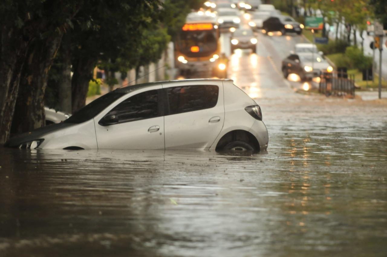 Chuva atingiu forte a cidade neste domingo