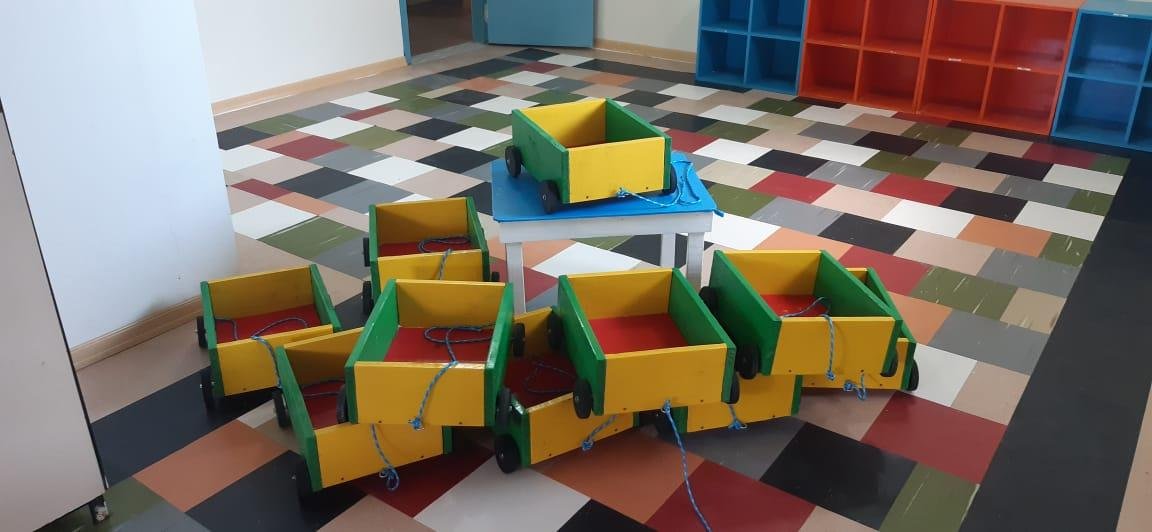 Foram fabricados brinquedos l&uacute;dicos e de encaixe, al&eacute;m de carrinhos de m&atilde;o, kits de jardinagem, entre outros