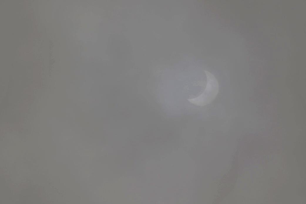 C&eacute;u nublado prejudicou a visibilidade do fen&ocirc;meno na tarde desta segunda-feira