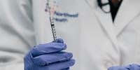 A Dra. Michelle Chester segura uma seringa contendo a vacina COVID-19 no Centro Médico Judaico de Long Island, em Nova York.