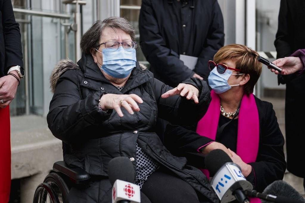 Gisele Levesque, de 89 anos, foi a primeira pessoa a ser vacinada em uma casa de repouso de Quebec