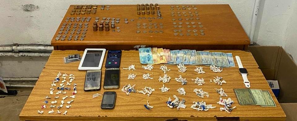 Houve ainda recolhimento de cinco telefones celulares, chips, documentos, 37 por&ccedil;&otilde;es de coca&iacute;na e R$ 658,00 em dinheiro