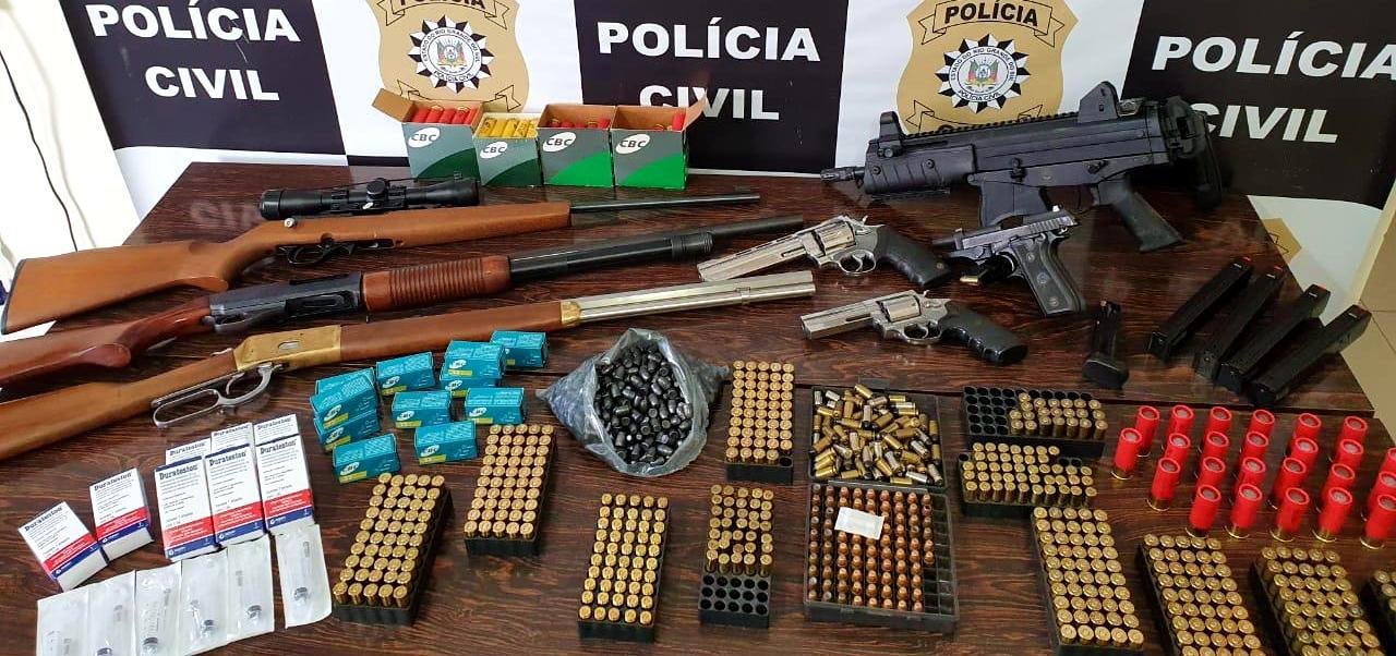 Al&eacute;m dos cartuchos, os agentes recolheram espingarda, carabina, rifle, pistola e rev&oacute;lver, al&eacute;m  anabolizantes