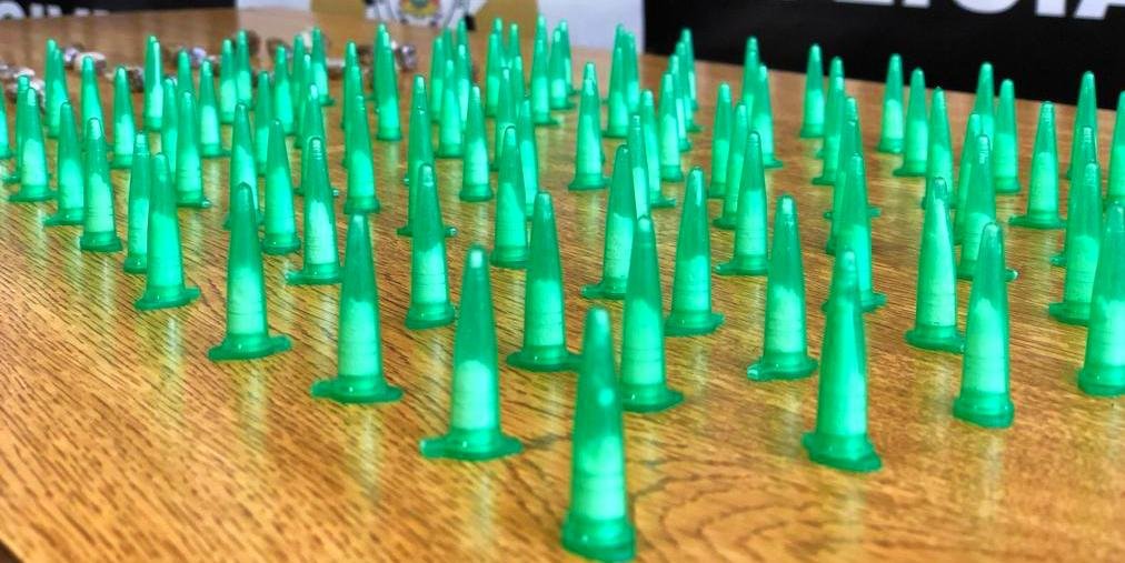 Agentes apreenderam 253 por&ccedil;&otilde;es de maconha e 111 pinos de coca&iacute;na em uma das a&ccedil;&otilde;es