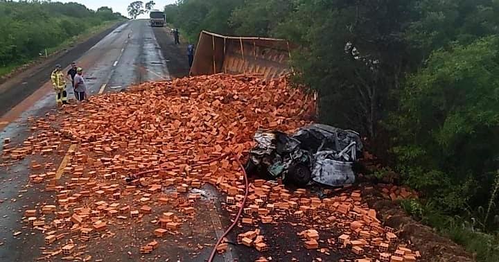 Carga de tijolos espalhou-se pela pista da rodovia
