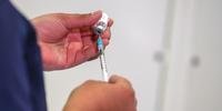 Imunizante começou a ser distribuído neste mês no Reino Unido