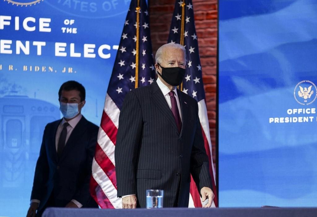 "Estamos trabalhando para demonstrar ao povo americano que a vacina &eacute; segura", disse Biden
