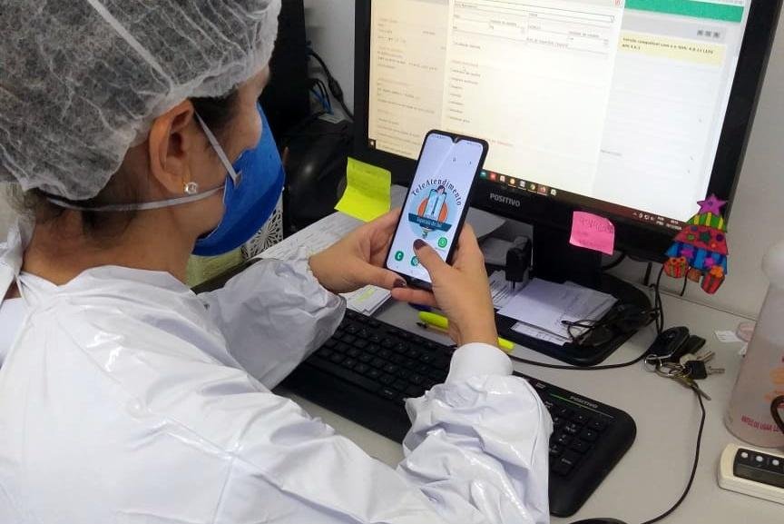 Profissionais de sa&uacute;de realizam acompanhamento de pacientes por meio de mensagens de texto e &aacute;udio
