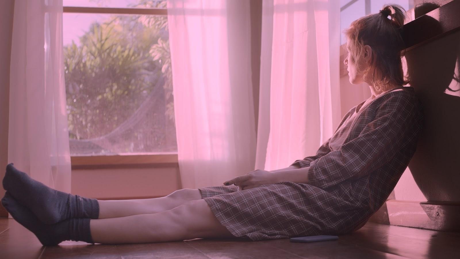 "A Nuvem Rosa" &eacute; o primeiro longa-metragem da diretora Iuli Gerbase, que j&aacute; assinou seis curtas-metragens selecionados para diversos festivais internacionais como TIFF e Havana Film Festival