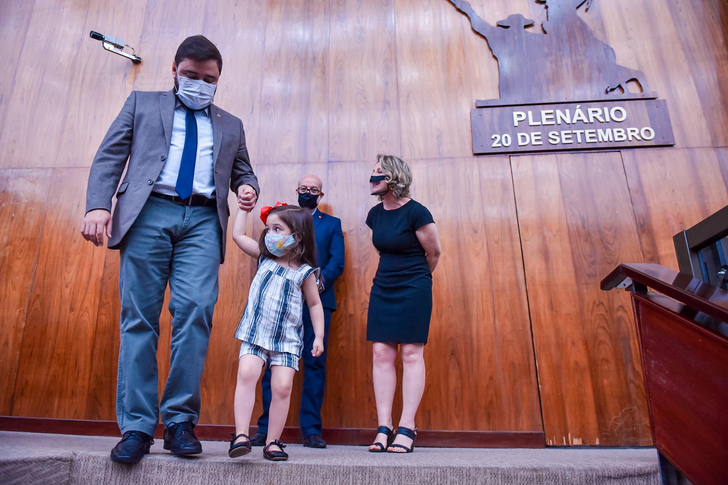 Deputado Gabriel Souza e a filha Dora, de 3 anos
