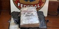 Nas buscas, os agentes da PF encontraram 5,3 quilos de cocaína e dois revólveres municiados