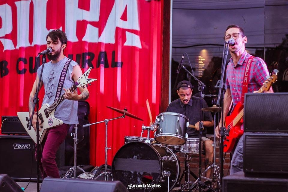 A banda porto-alegrense traz influ&ecirc;ncias do Punk setentista ao Metal moderno
