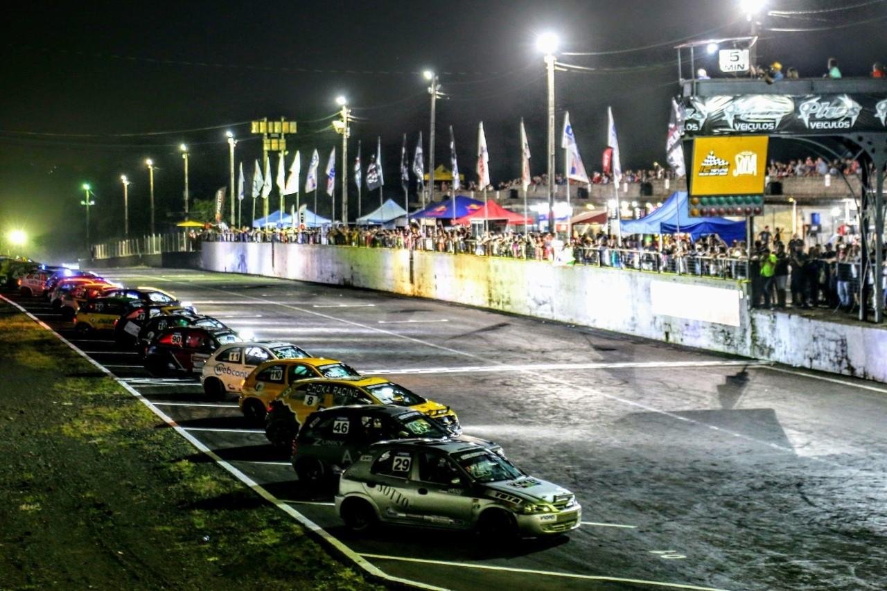 Largada com cerca de 30 carros ocorre  &agrave; meia-noite de s&aacute;bado para domingo