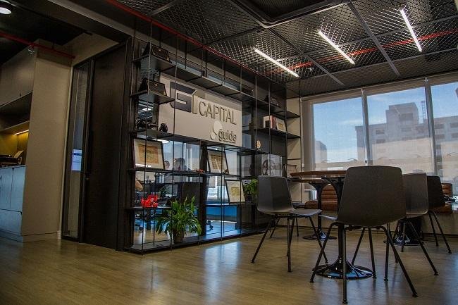 Ainda no in&iacute;cio de 2020, a sede da empresa, em Porto Alegre, passou por mudan&ccedil;as. De uma escrit&oacute;rio com 47m&sup2;, na Avenida Independ&ecirc;ncia, 925, a GT Capital passou a ocupar uma sala com 160m&sup2;, no mesmo endere&ccedil;o