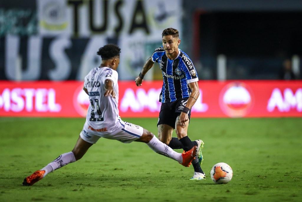 Lateral Diogo Barbosa, do Gr&ecirc;mio, tenta passar pelo atacante Marinho, do Santos, em jogo das quartas da Libertadores na Vila Belmiro