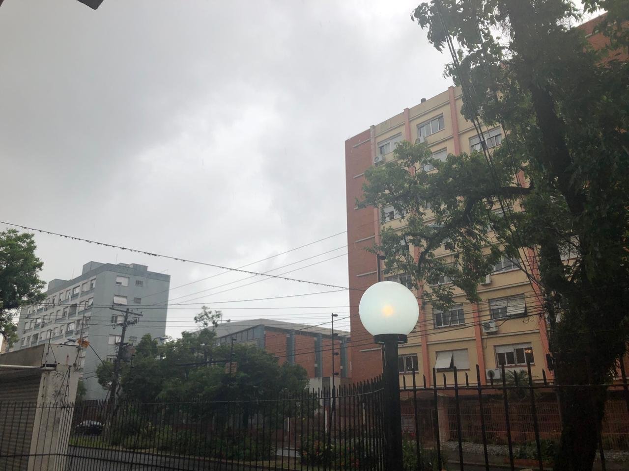 Chuva acompanhada de vendaval teve in&iacute;cio por volta das 12h