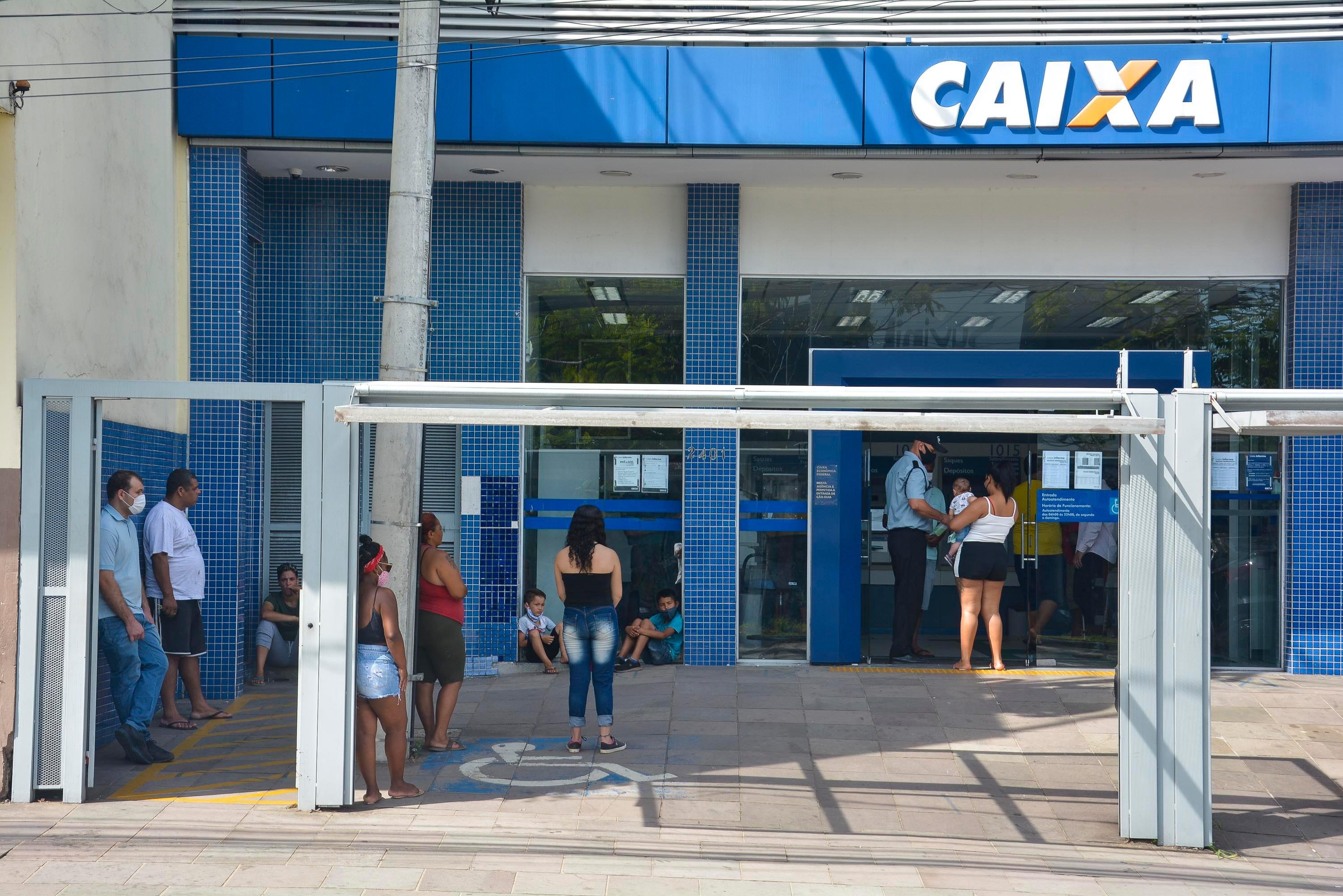 Superintendente de Rede da Caixa Econ&ocirc;mica Federal, Ricardo Bier Troglio, disse que filas nos locais ocorreram at&eacute; metade da manh&atilde; deste s&aacute;bado