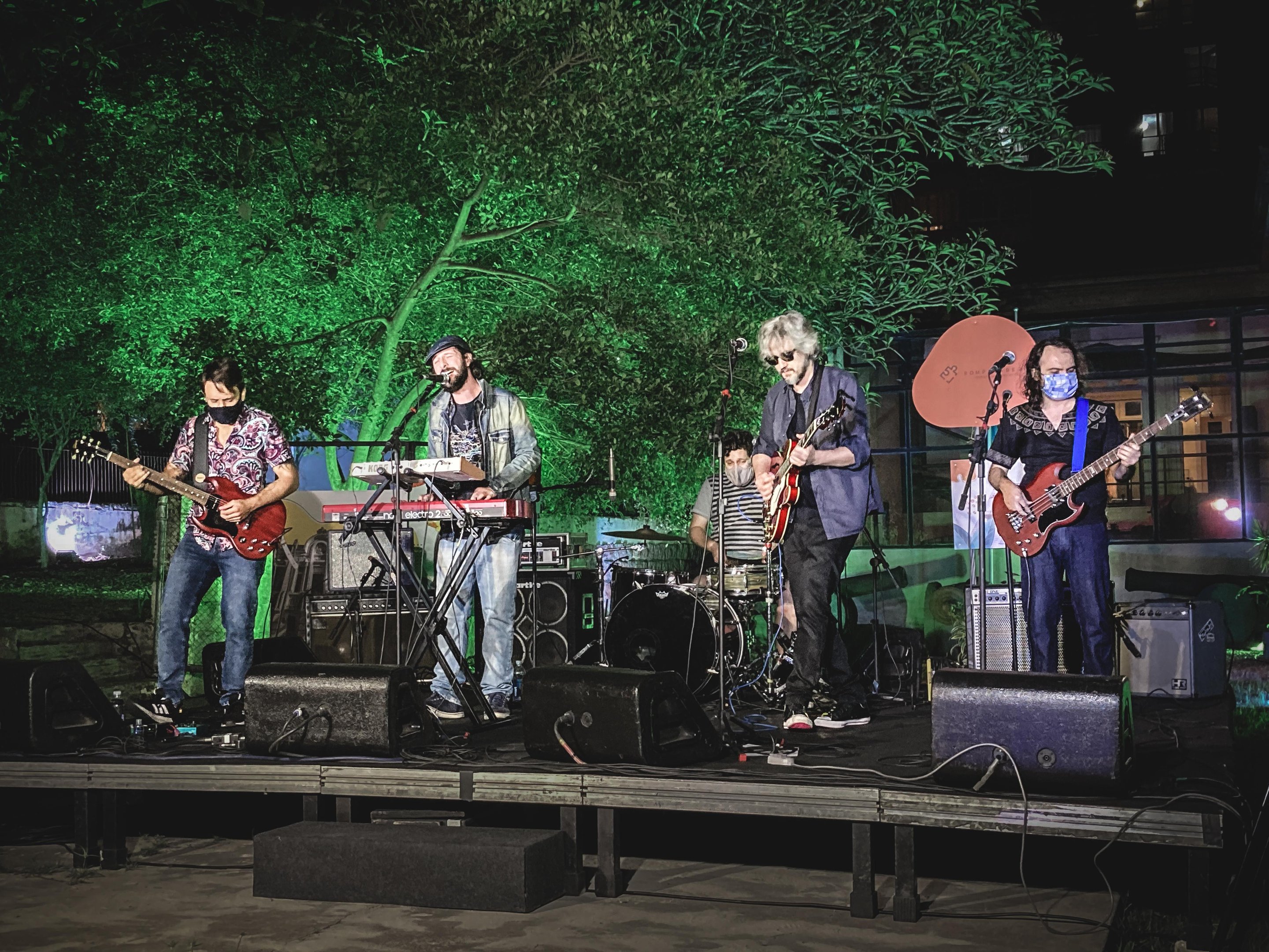 Para gravar o seu quarto &aacute;lbum de est&uacute;dio, a banda se isolou em um s&iacute;tio na Serra Ga&uacute;cha
