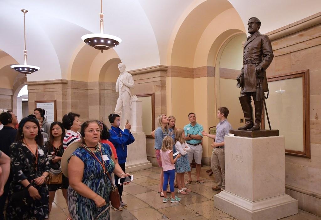 Visitantes passam pela est&aacute;tua de Robert Lee no Congresso dos EUA, em 2017
