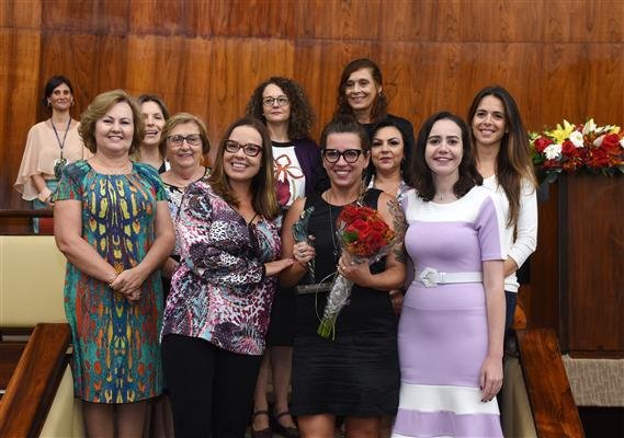 Taline ao lado de deputadas estaduais ao receber o Trof&eacute;u Mulher Cidad&atilde; na Assembleia Legislativa