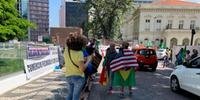 Manifestantes com bandeiras dos Estados Unidos e do Brasil protestam conta manutenção das alíquotas majoradas do ICMS em frente à Assembleia Legislativa
