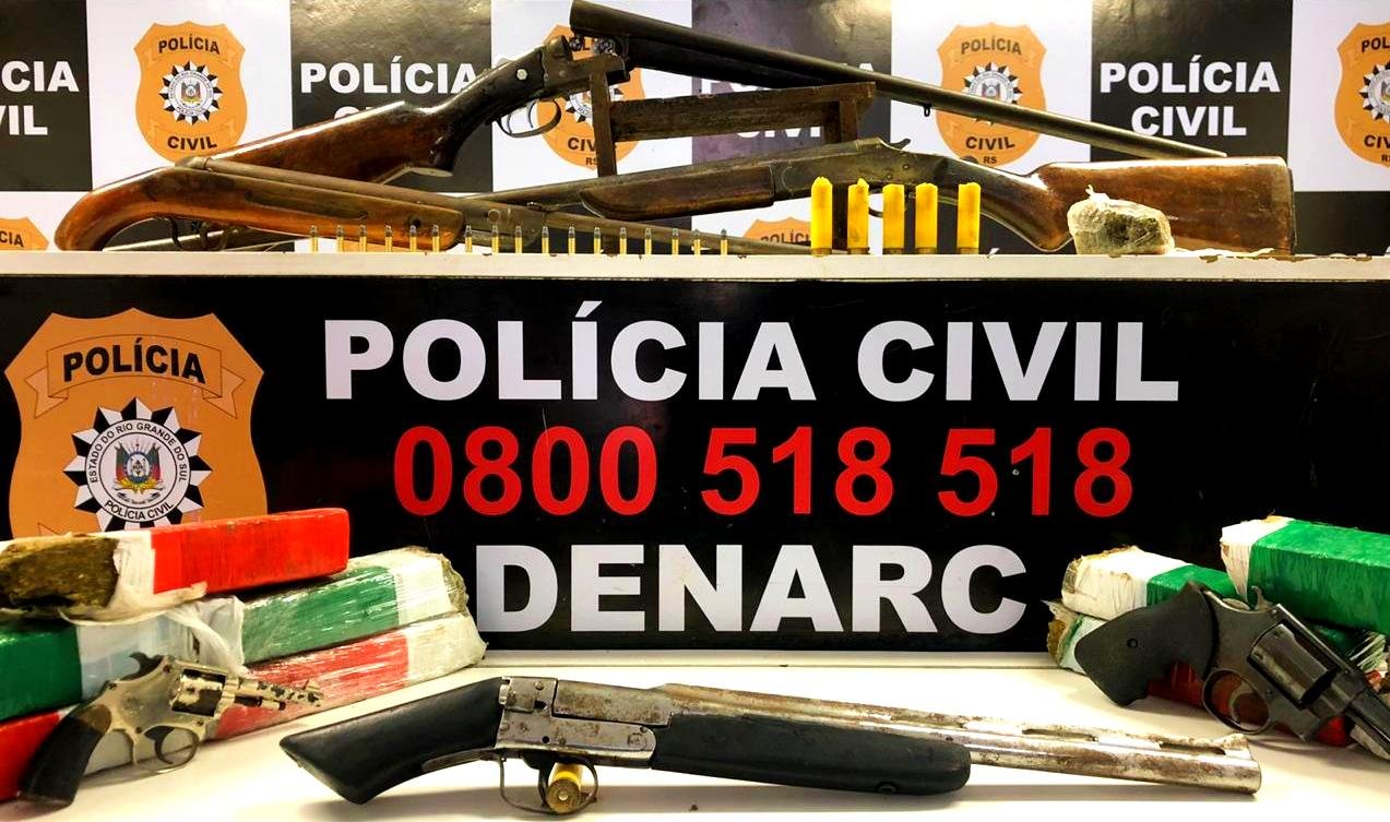 Quatro espingardas e tr&ecirc;s rev&oacute;lveres de v&aacute;rios calibres foram recolhidos com cinco quilos de maconha