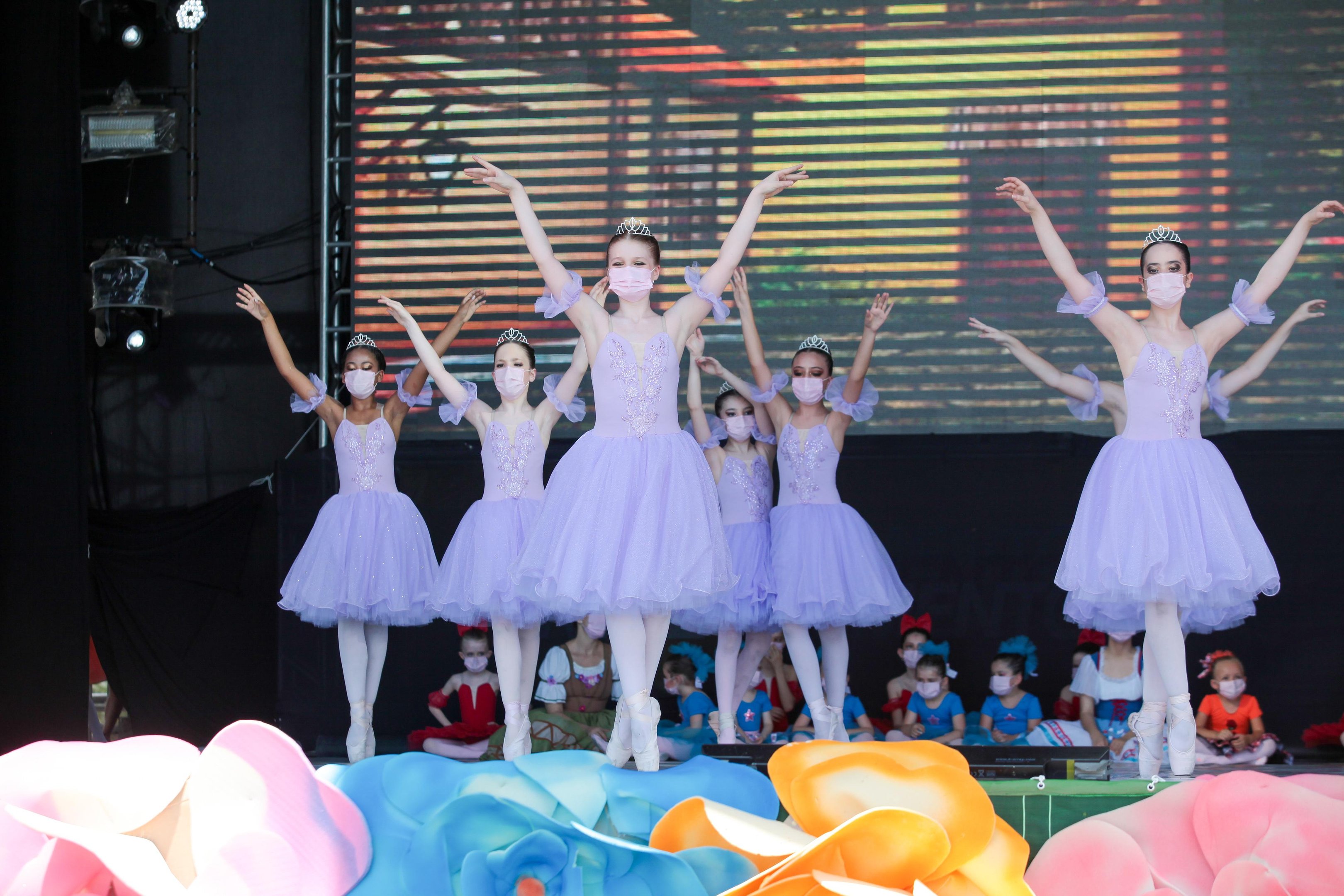 Cerca de 130 bailarinos subir&atilde;o ao palco, seguindo os protocolos de distanciamento, higiene e uso de m&aacute;scaras.