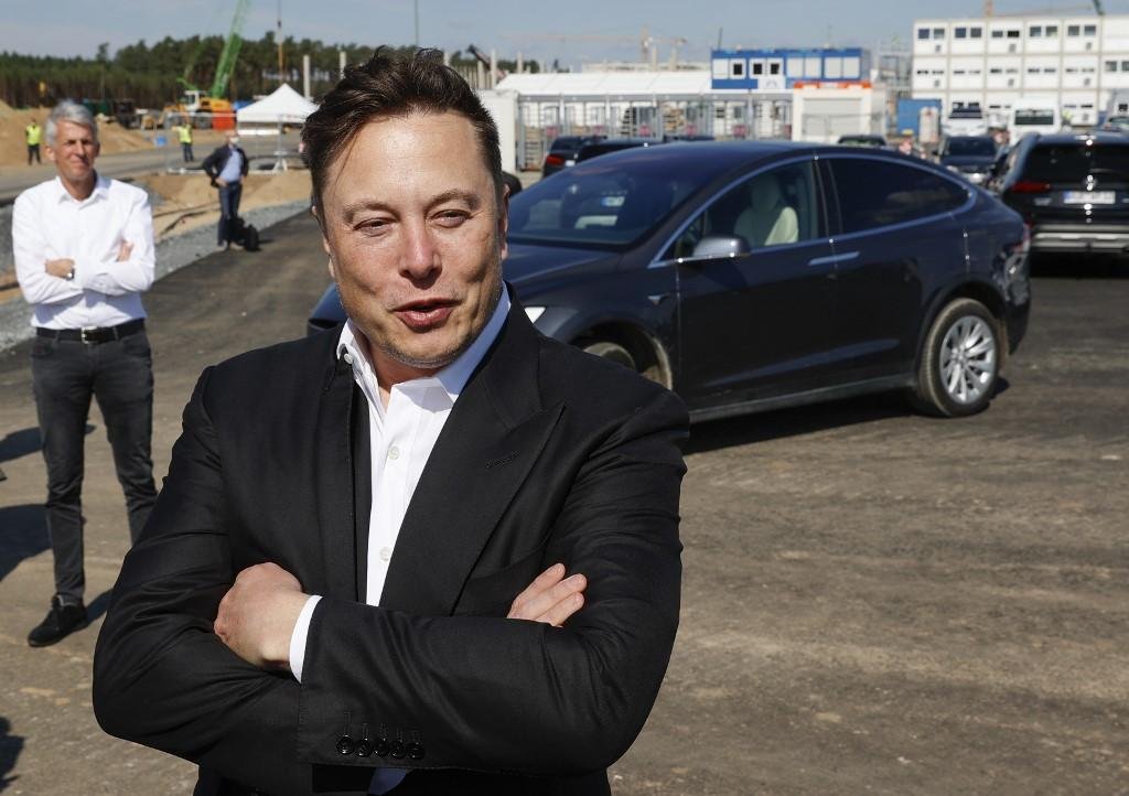 Apple pretende lan&ccedil;ar carro el&eacute;trico para rivalizar com a Tesla, de Elon Musk