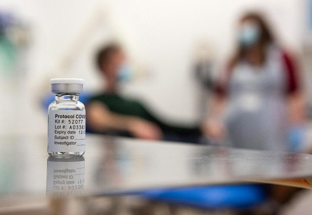 Vacina Oxford/AstraZeneca &eacute; aguardada com grande expectativa pois &eacute; mais f&aacute;cil de distribuir em larga escala