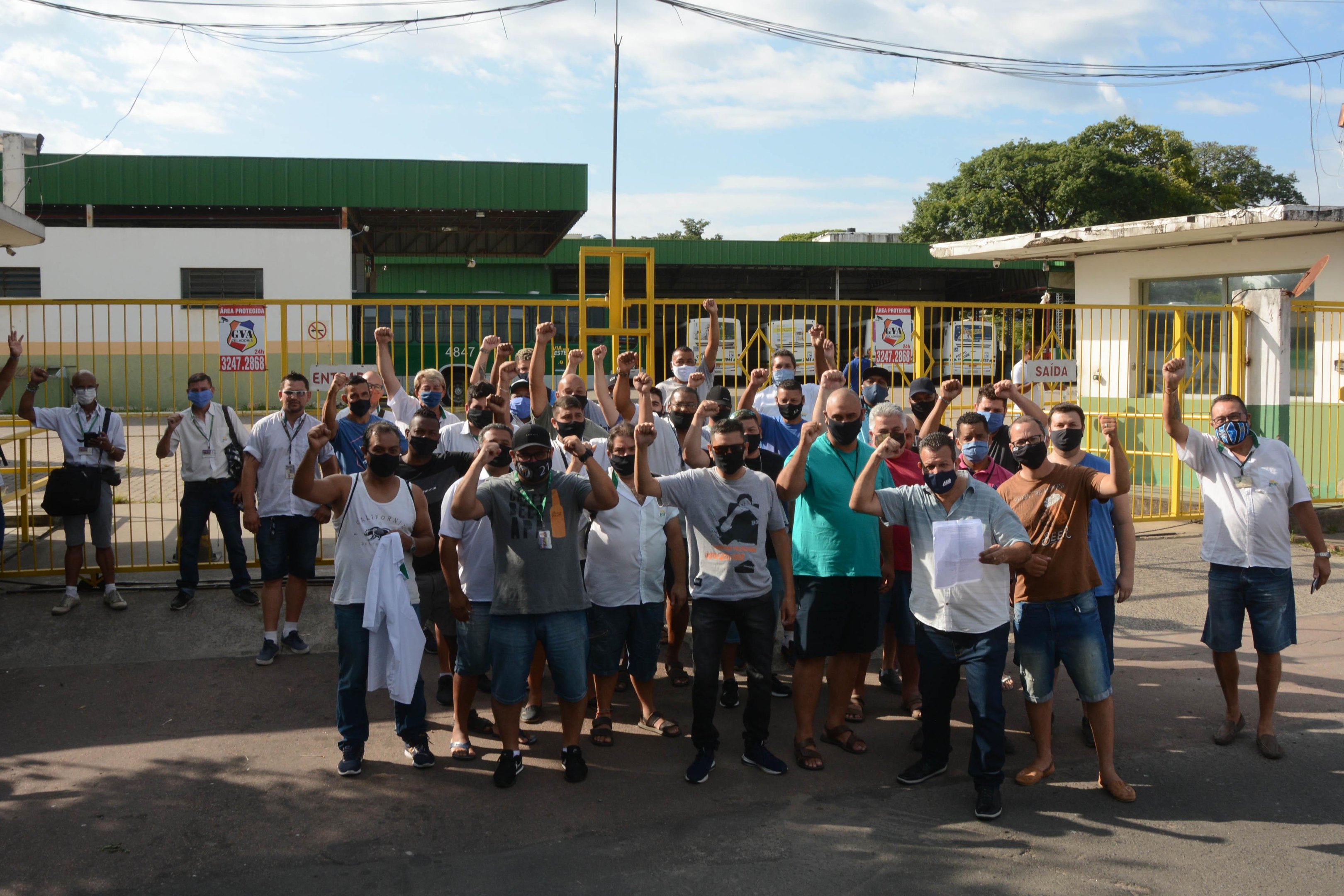 Categoria se concentrou na frente da garagem da empresa desde &agrave;s 5h