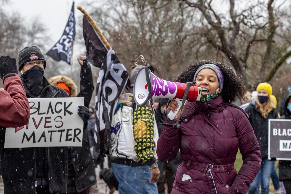 Moradores de Columbus, nos Estados Unidos, protestaram contra a viol&ecirc;ncia policial que vitimou Andre Maurice Hill, de 47 anos