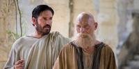 Lucas (Jim Caviezel) e Paulo (James Faulkner) na superprodução bíblica