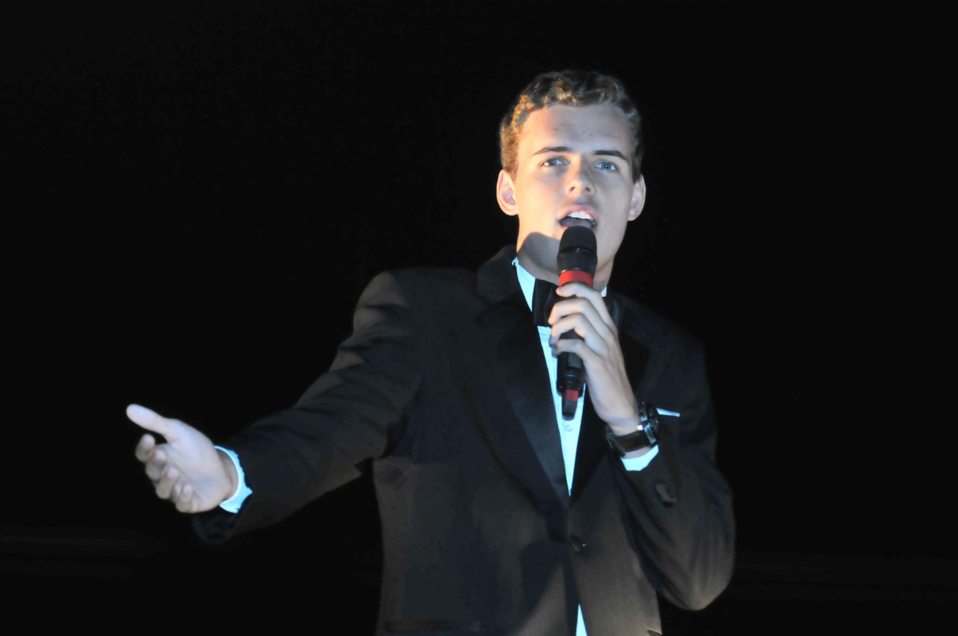 Gustavo Bing &eacute; sucesso no tributo a Frank Sinatra e agora homenageia Leonard Cohen