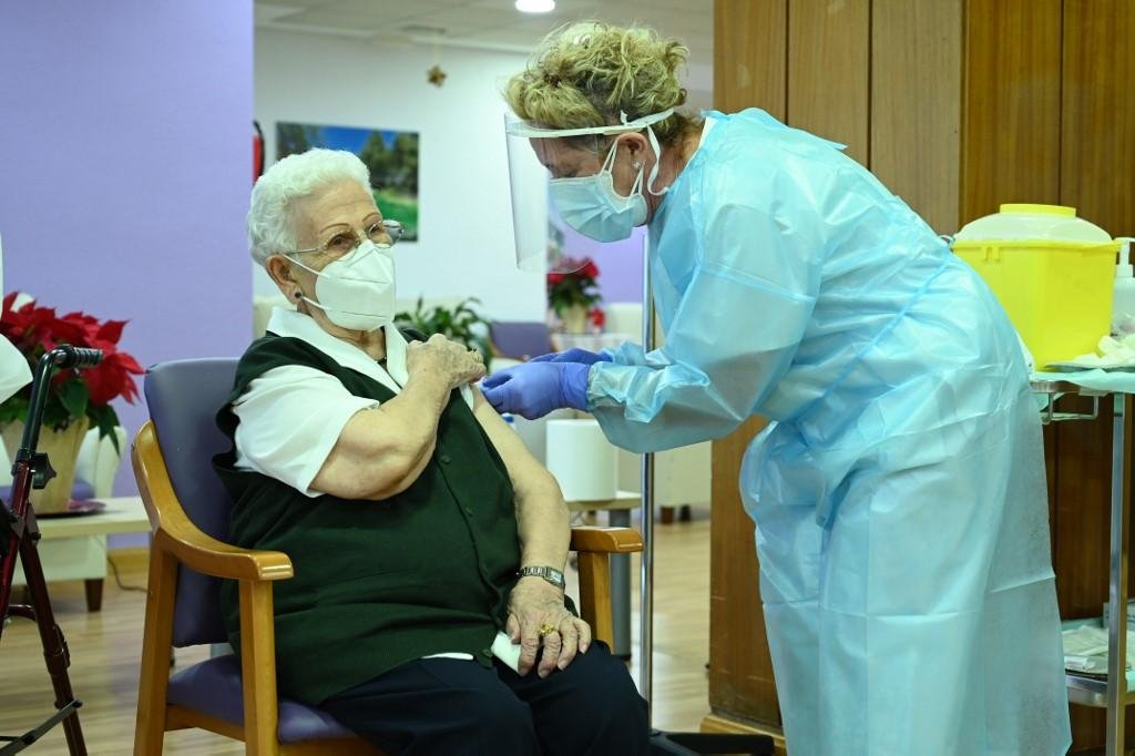 "N&atilde;o senti nada", disse, sorridente, Araceli ap&oacute;s receber a inje&ccedil;&atilde;o
