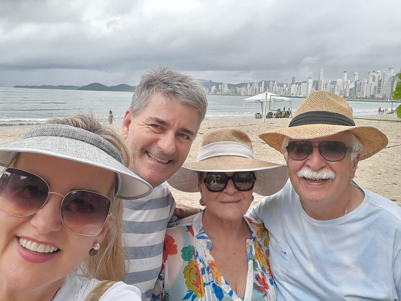 Carla e Guaracy Andrade com Ivone e Odilon Garcia em Cambori&uacute;
