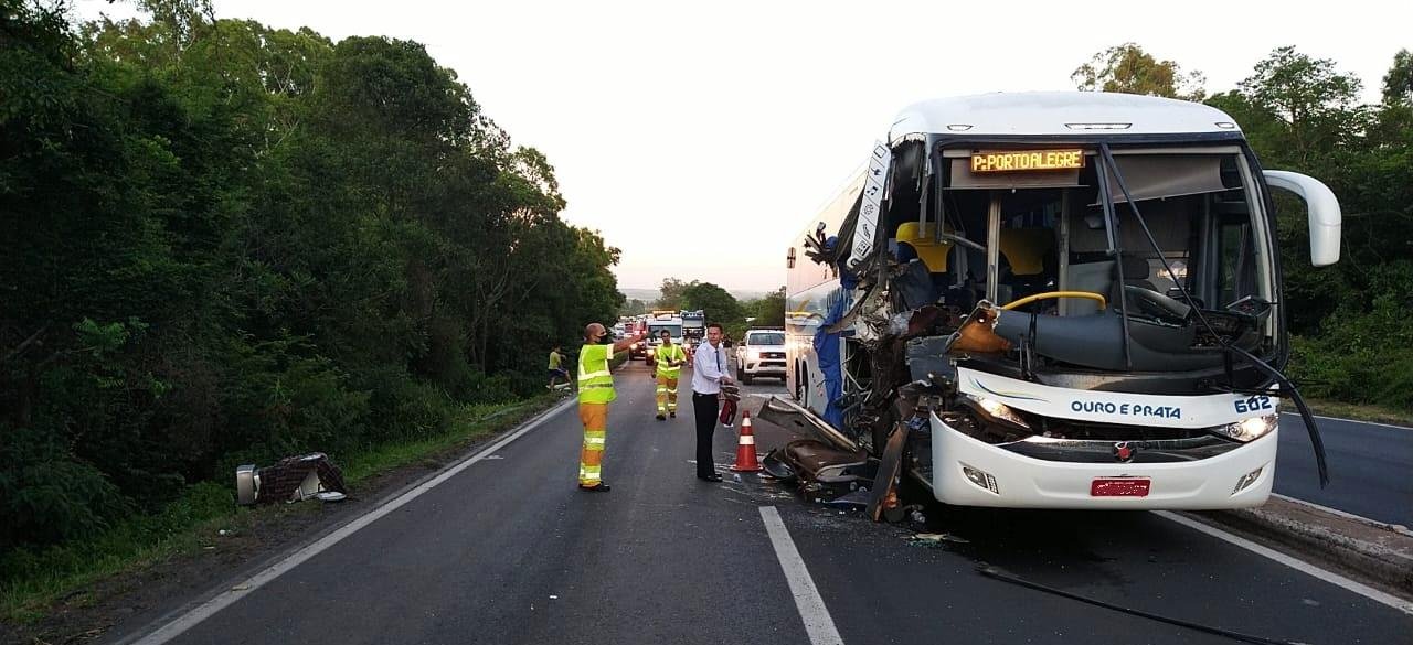 Coletivo ficou com a frente destru&iacute;da ap&oacute;s batida