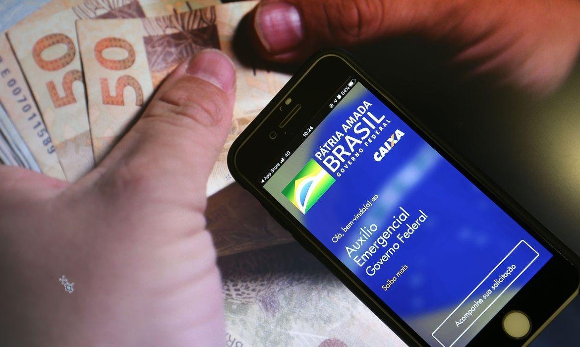 Aux&iacute;lio emergencial &eacute; depositado a 3,2 milh&otilde;es nascidos em novembro