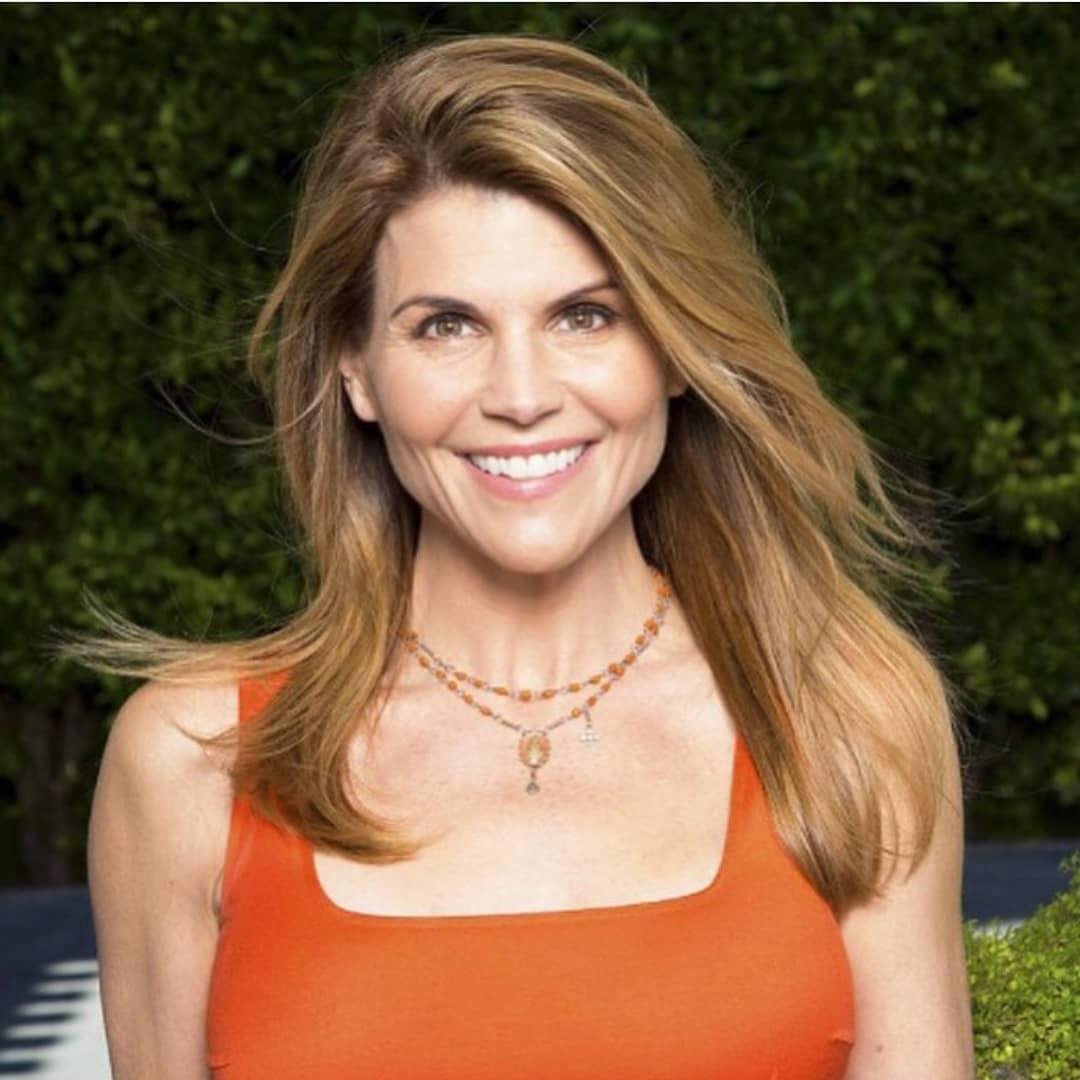 Lori Loughlin, 56 anos, &eacute; famosa por seu papel como "Tia Becky" na s&eacute;rie de televis&atilde;o "Full House" (Tr&ecirc;s &eacute; Demais)