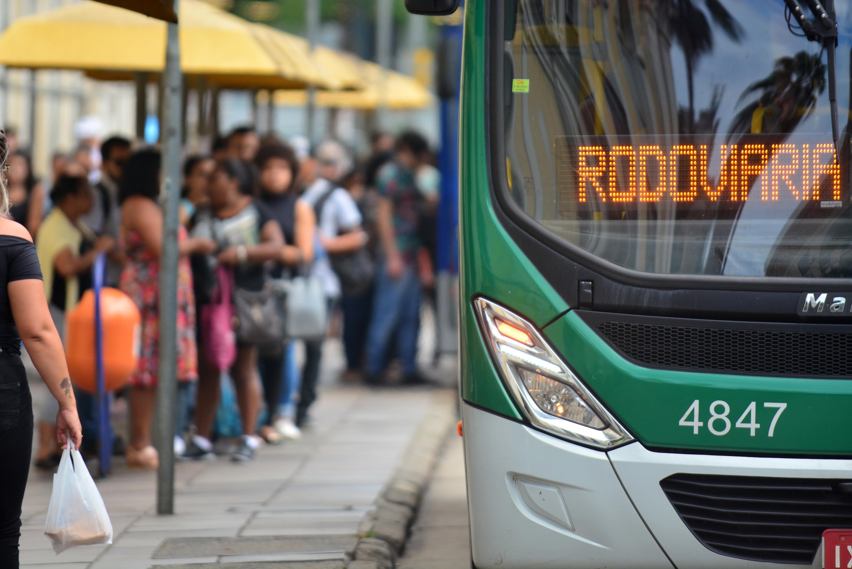Edital prev&ecirc; assentos e tomas USB nos abrigos de &ocirc;nibus