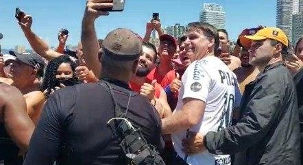 Bolsonaro atendeu apoiadores por cerca de meia hora