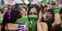 Milhares de mulheres presentes na frente do Congresso argentino comemoram a decisão