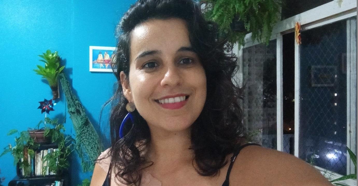 Profissional fala como trabalha de forma artesanal as cria&ccedil;&otilde;es, seguindo um vi&eacute;s afetivo, buscando a proximidade com a equipe do espet&aacute;culo e acompanhando os ensaios desde o primeiro momento